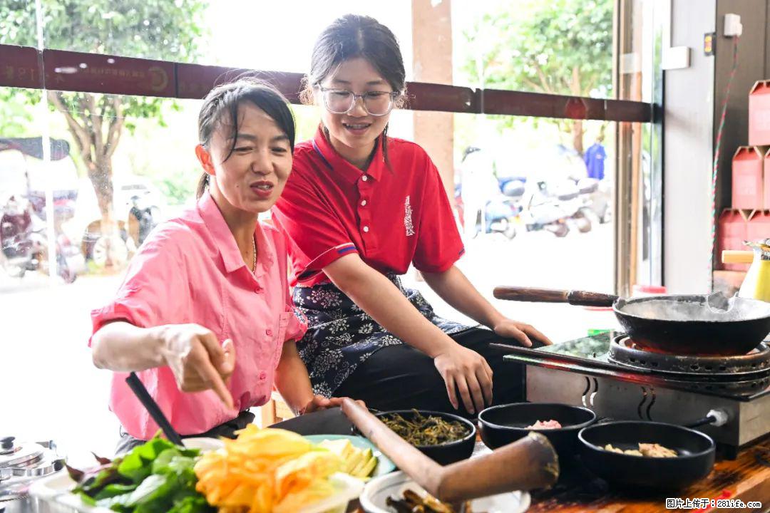 全网追的“扁担女孩”,找了一份暑假工,时薪12元 - 莱芜生活资讯 - 莱芜28生活网 lw.28life.com