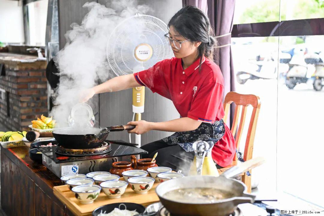 全网追的“扁担女孩”,找了一份暑假工,时薪12元 - 莱芜生活资讯 - 莱芜28生活网 lw.28life.com